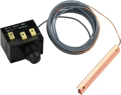 Bosch Temperaturregler mit Drehknopf und zwei Anschlussklemmen, verbunden mit einem Sensorrohr. Kabel sind führend, um Temperatur zu messen und zu regeln.